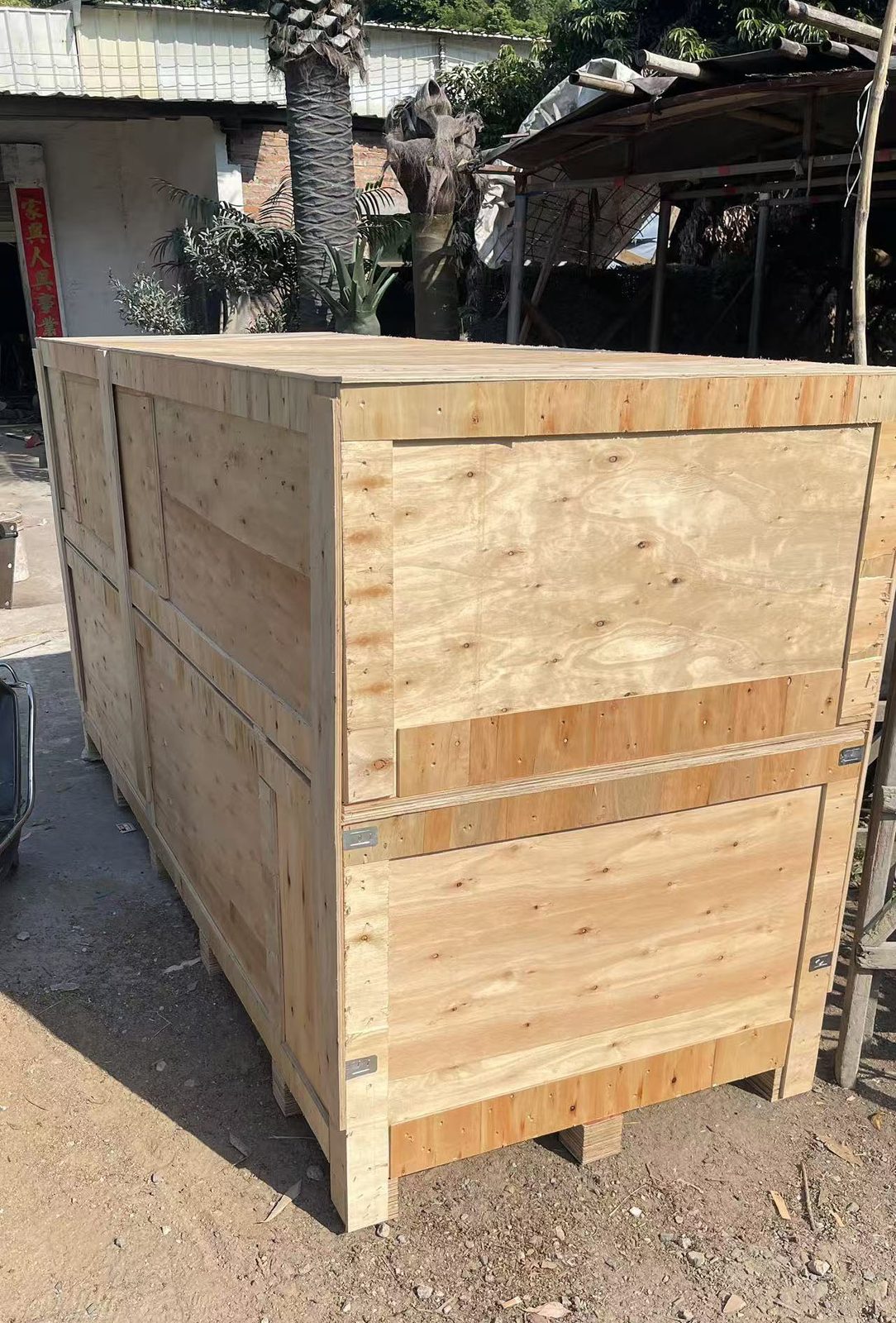 Fully closed plywood export crate with fork-lift feet for a complete artificial tree