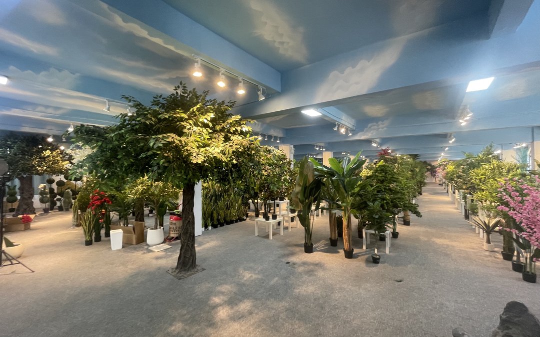 How an 8 m artificial banyan is knocked down for a 40HQ: CBM per unit, canopy compression limits, heat in transit and the loading plan to approve.