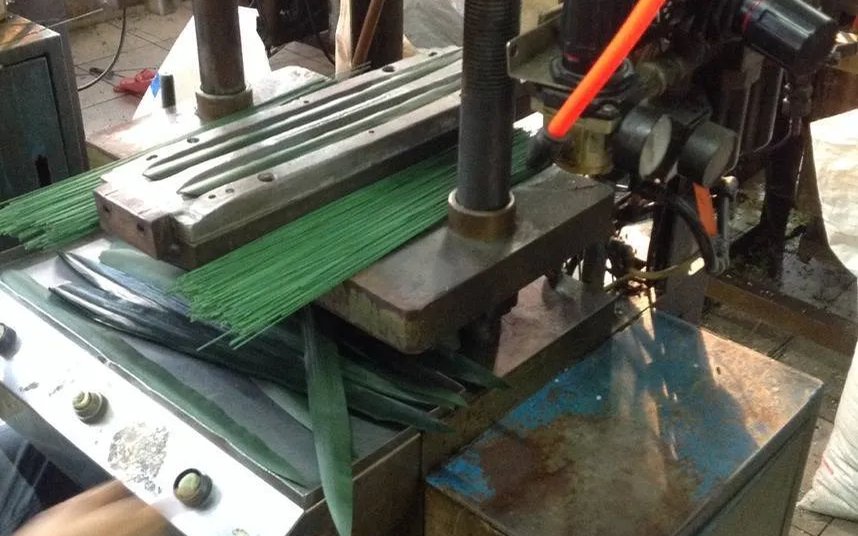 How to check that PE foliage, fibreglass trunk shells and steel cores match the specification: leaf density, wall thickness, zinc and colour tests.
