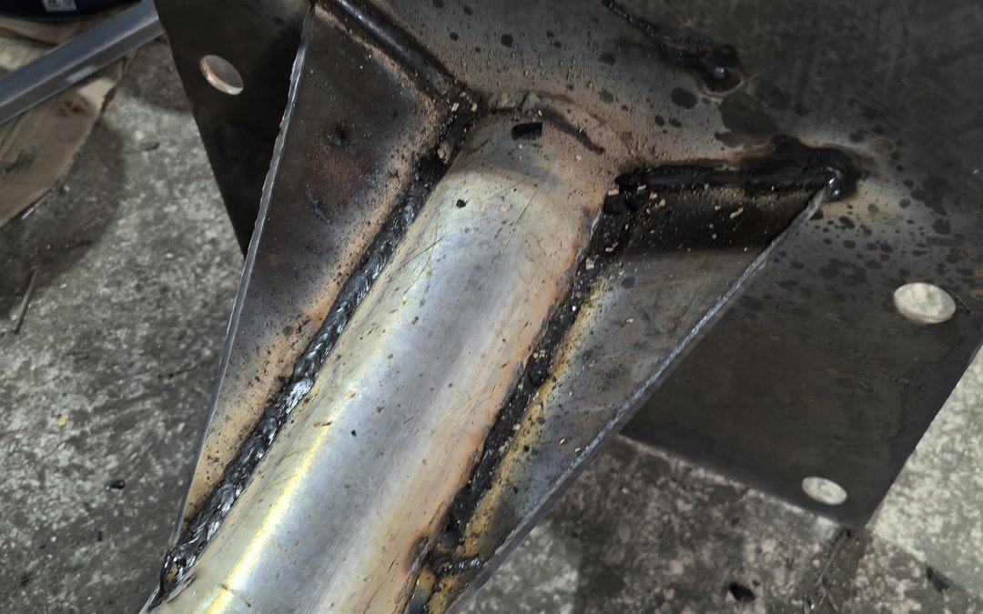 Welded gusset ribs on a core tube at the base plate connection