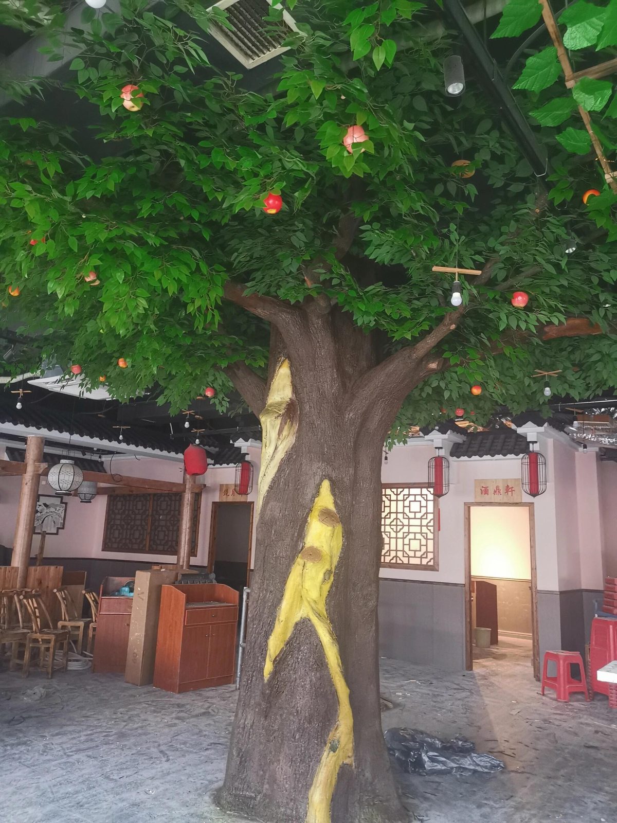 主题餐厅用餐区旁的人造榕树