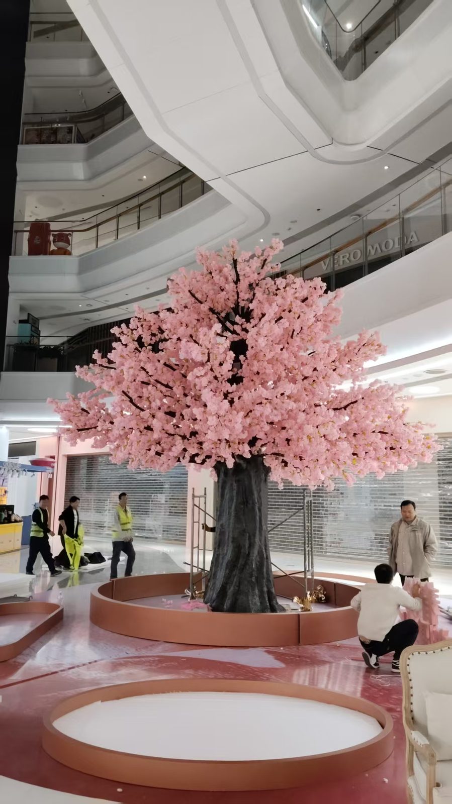 商场儿童活动区的樱花树 — 花树：车间与项目现场实拍