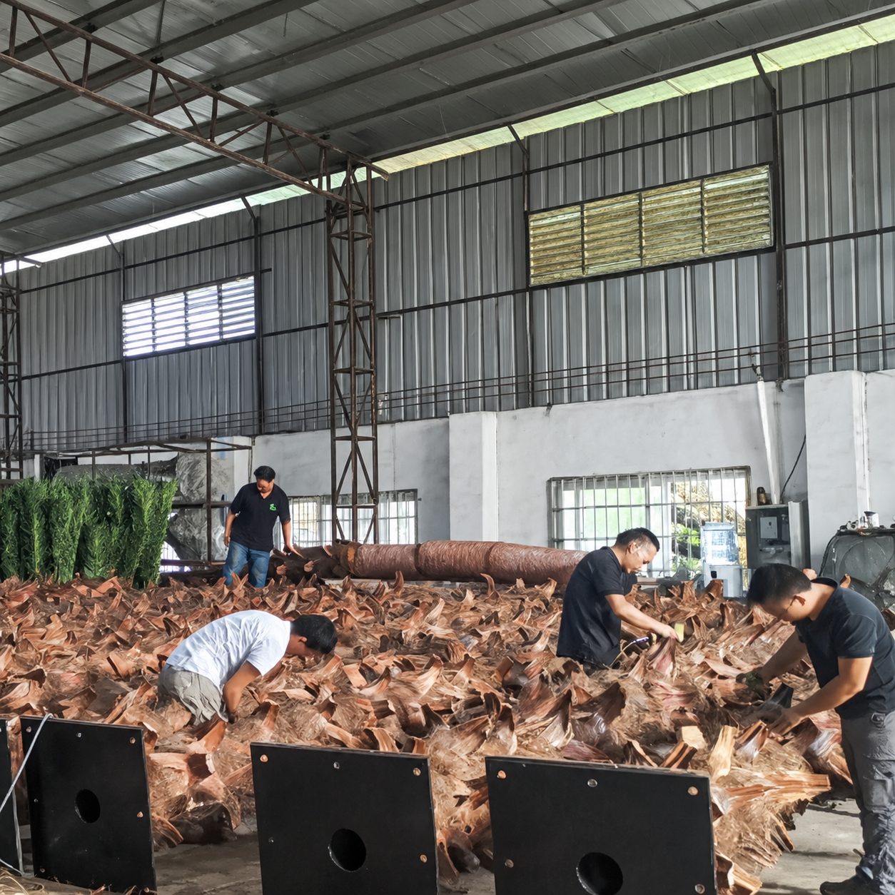 终检前工人整理棕榈叶 — 棕榈树：车间与项目现场实拍