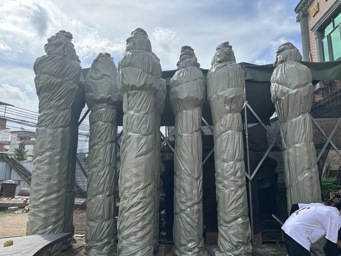 装箱前的海枣树干包裹与备货 — 棕榈树：车间与项目现场实拍